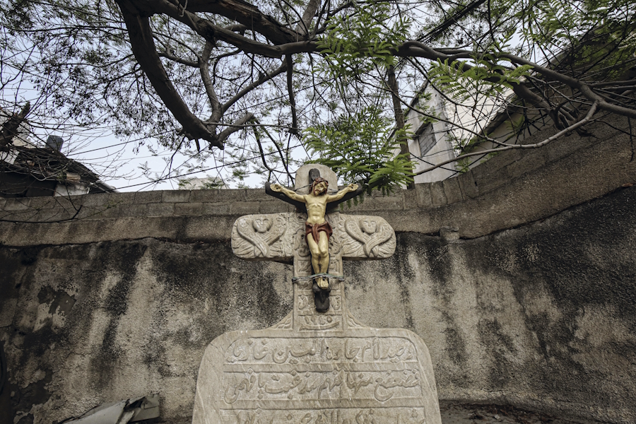 Kreuz vor der St.-Porphyrius-Kirche in Gaza-Stadt. Das Bauwerk stammt aus dem 12. Jahrhundert, gehört zum griechisch-orthodoxen Patriarchat von Jerusalem und ist der älteste für den christlichen Gottesdienst genutzte Kirchenbau im Gazastreifen.